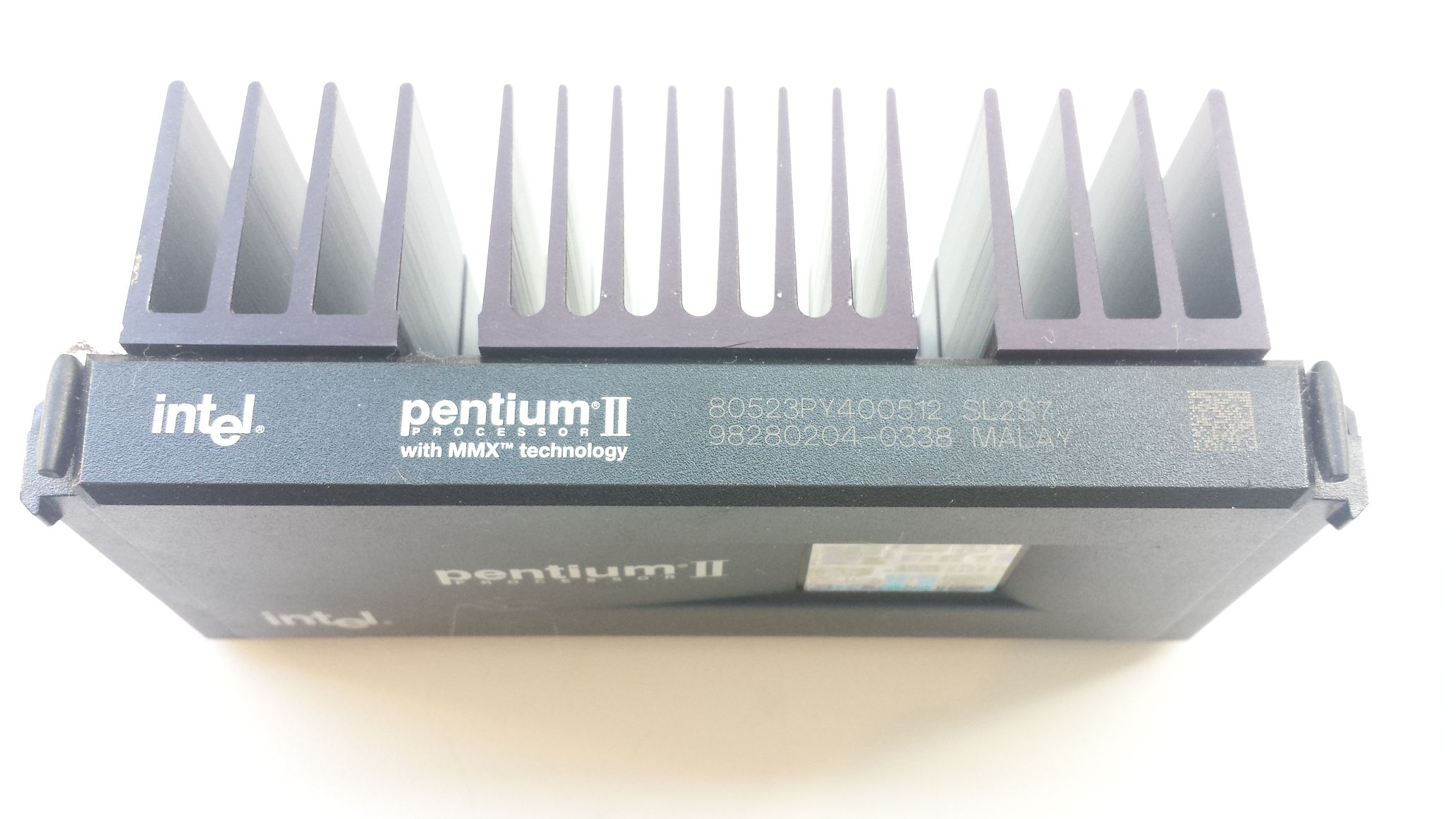 Intel Pentium 2 400 MHz SL2S7-01 bovenkant schuin